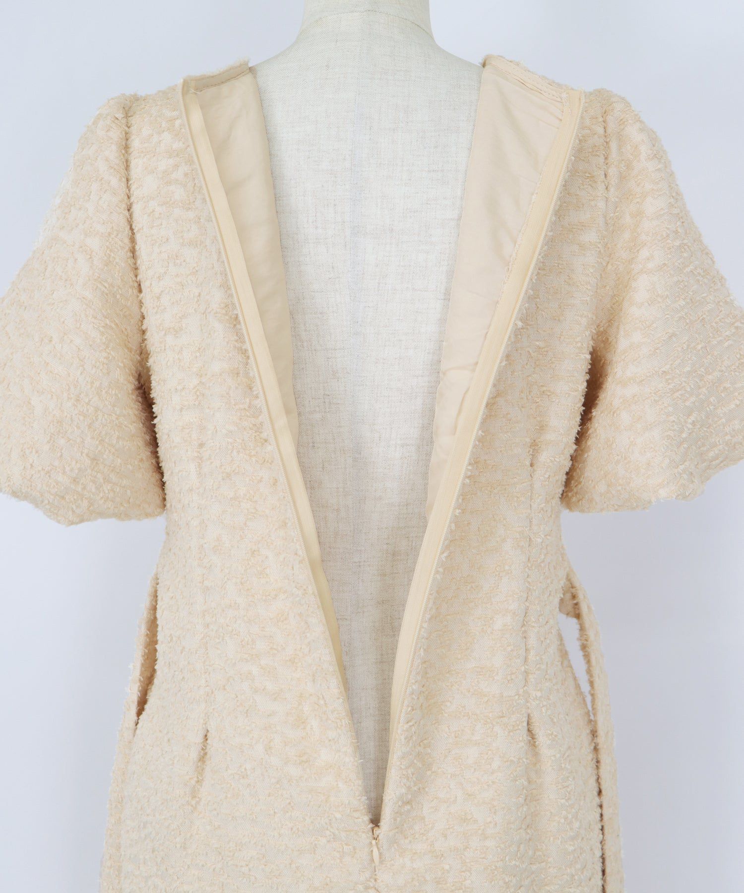 日本 BLUE EAST - 時尚抽鬚後綁帶泡泡袖洋裝-米杏