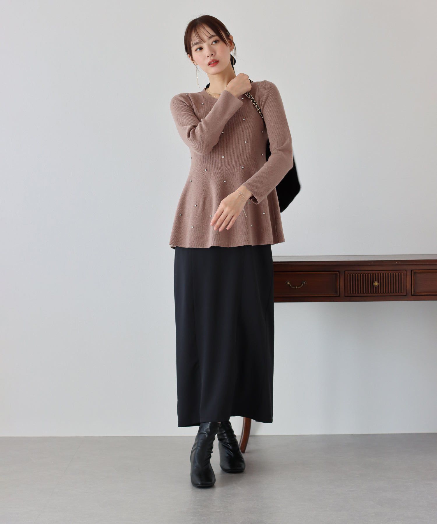 日本 BLUE EAST - 奢華墜飾傘狀修身針織上衣-黑