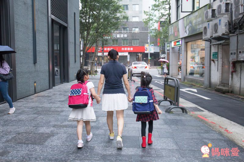 超輕量 ✪ niizo 小學生清新風護脊書包