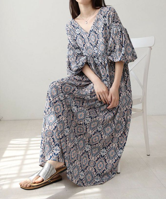 日本 Bab - 滿版歐風印花V領泡泡寬袖洋裝-象牙粉系