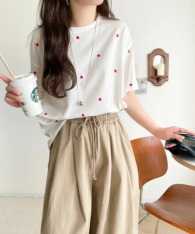 日本 Classical Elf - Java 小巧愛心刺繡短袖上衣-白底x黑