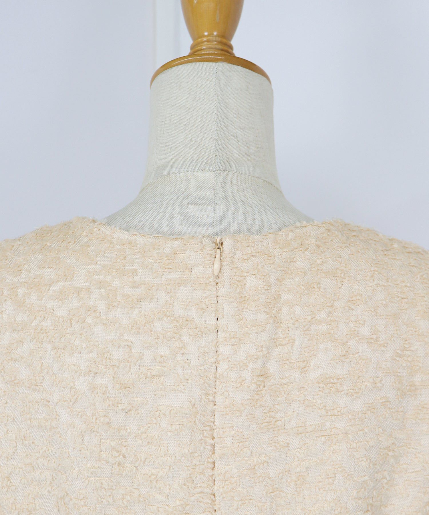 日本 BLUE EAST - 時尚抽鬚後綁帶泡泡袖洋裝-米杏