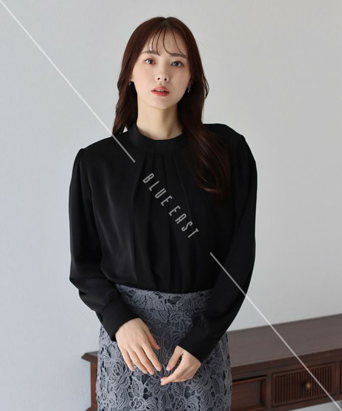 日本 BLUE EAST - 優雅摺線都會感小立領長袖上衣-水藍