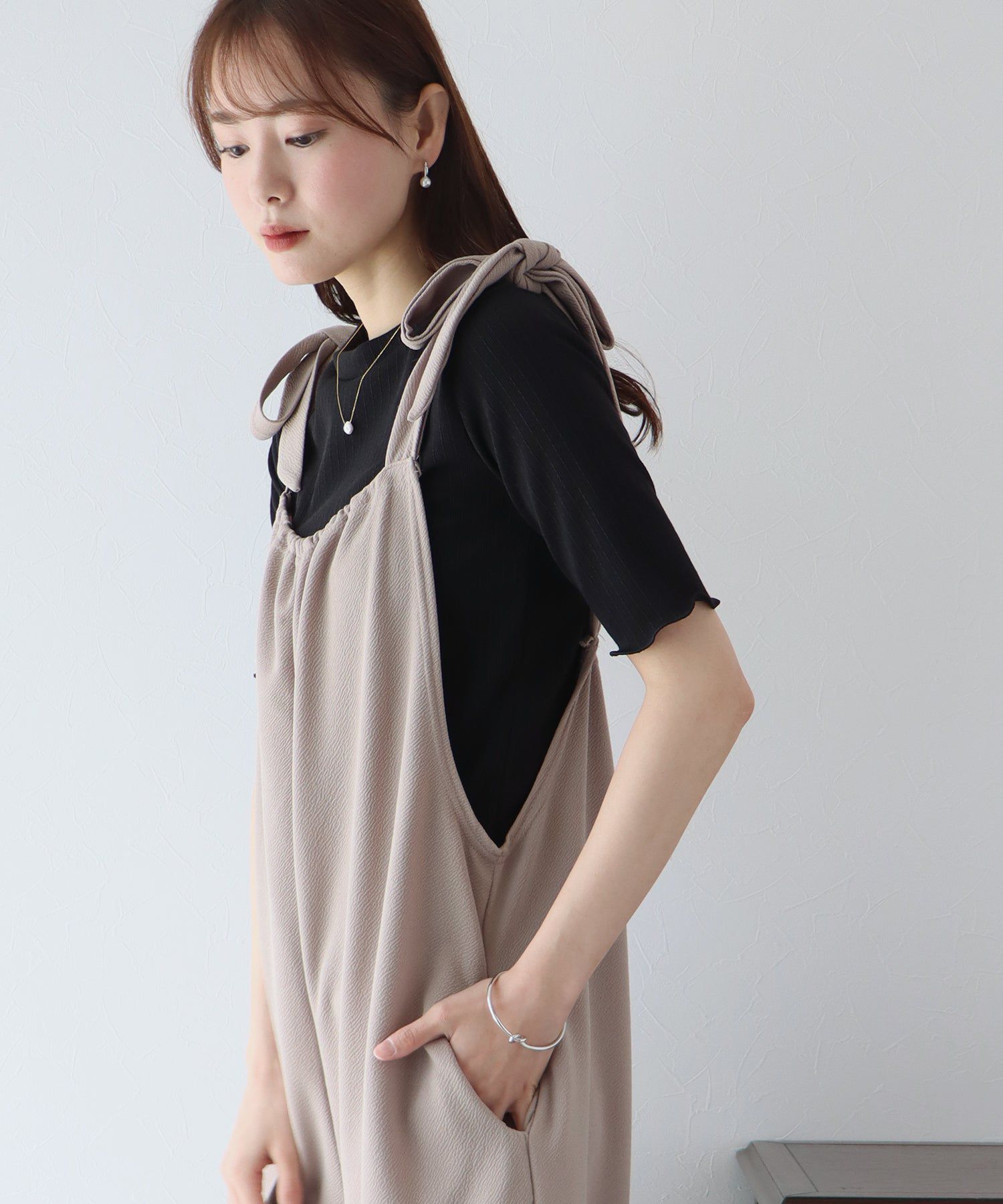 日本 BLUE EAST - 圓領彈性捲邊五分袖上衣-米杏