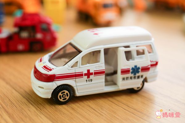 樂彩森林 - 迷你合金車-救護車(159)-滑行