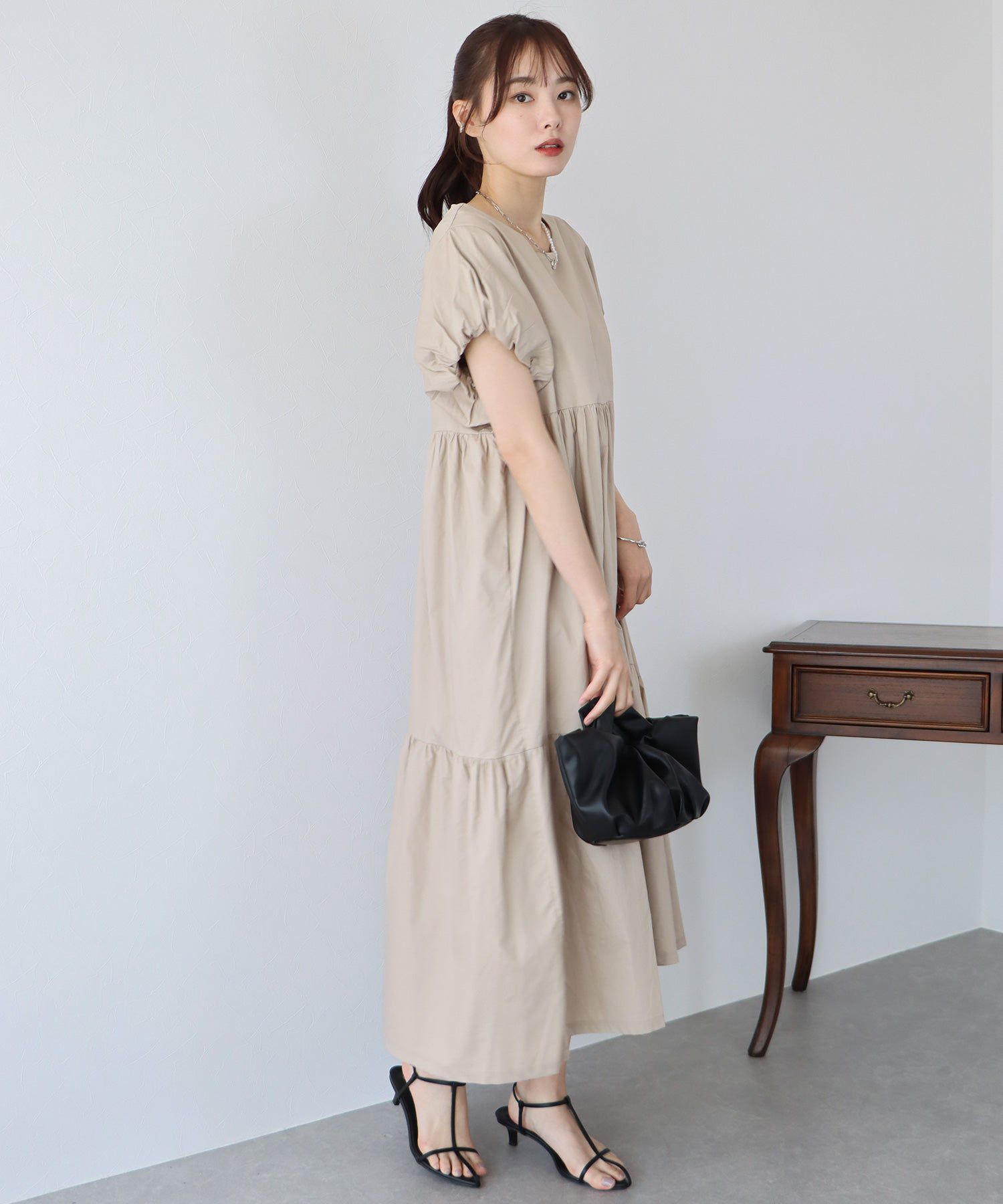 日本 BLUE EAST - 優雅的她泡泡袖洋裝-經典黑