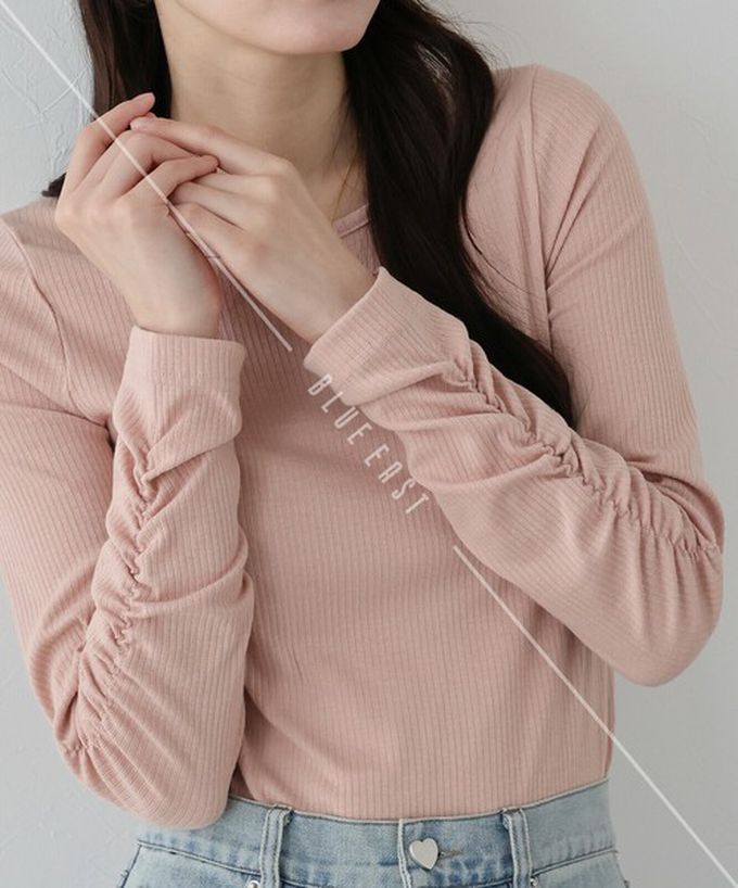 日本 BLUE EAST - 個性皺褶顯瘦U領合身長袖上衣-咖啡