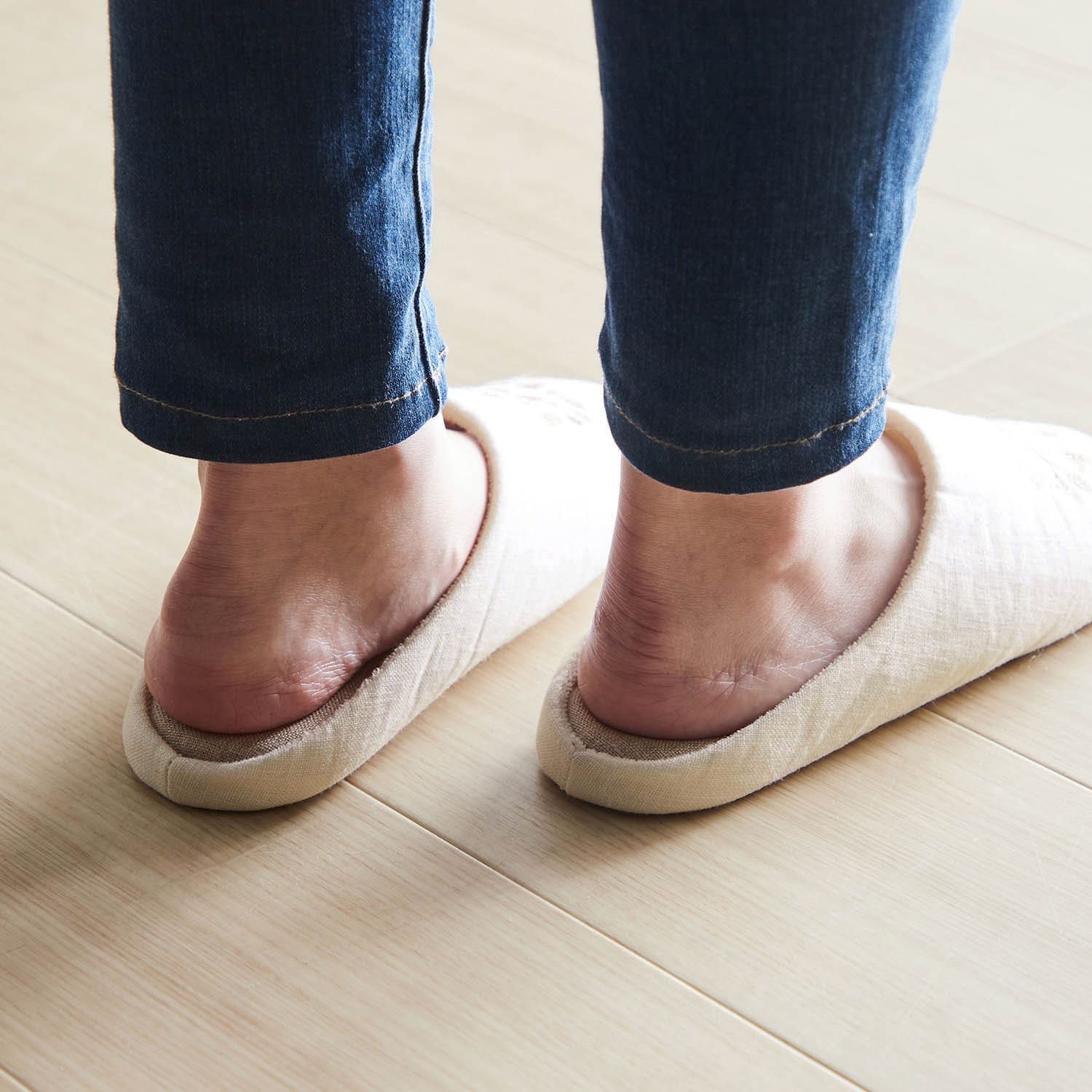 日本千趣會 - 法國亞麻材質櫻花刺繡防噪音室內拖鞋-白