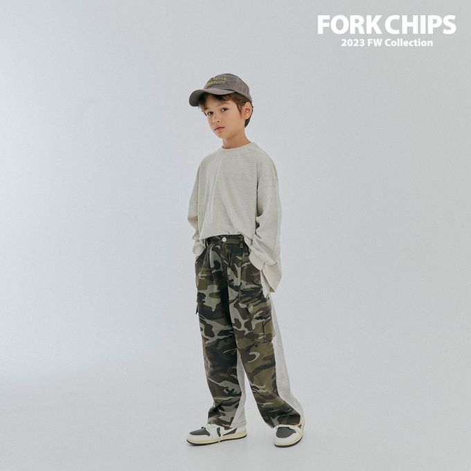 韓國 FORK CHIPS - 品牌刺繡點綴圓領長袖上衣-淺燕麥灰