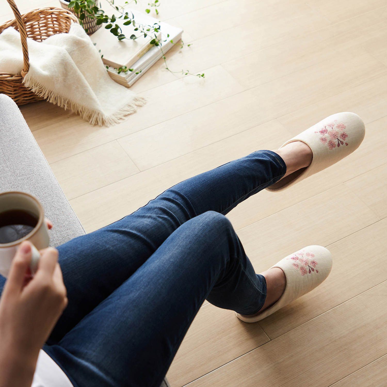 日本千趣會 - 法國亞麻材質櫻花刺繡防噪音室內拖鞋-白