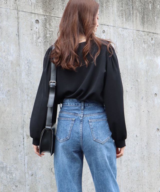 日本 BLUE EAST - 柔美光澤V領長袖襯衫-奶油白