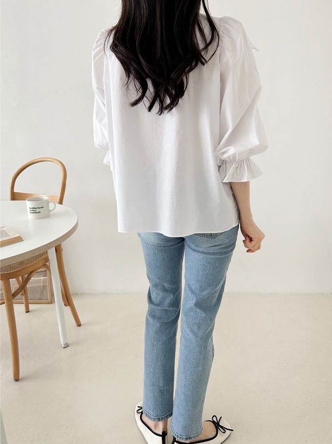 韓國女裝連線 - 鏤空V字荷葉裝飾圓領襯衫-天藍 (FREE)