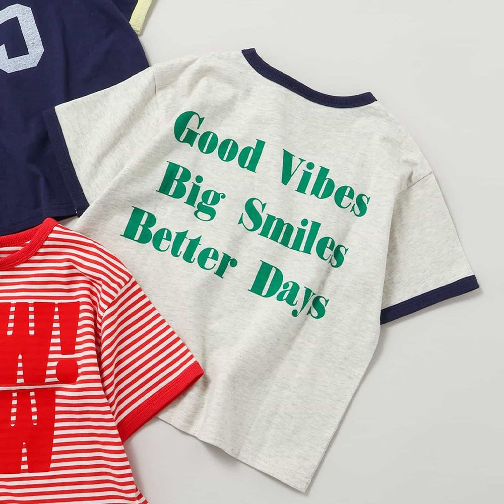 學院風英文logo短袖上衣-米白