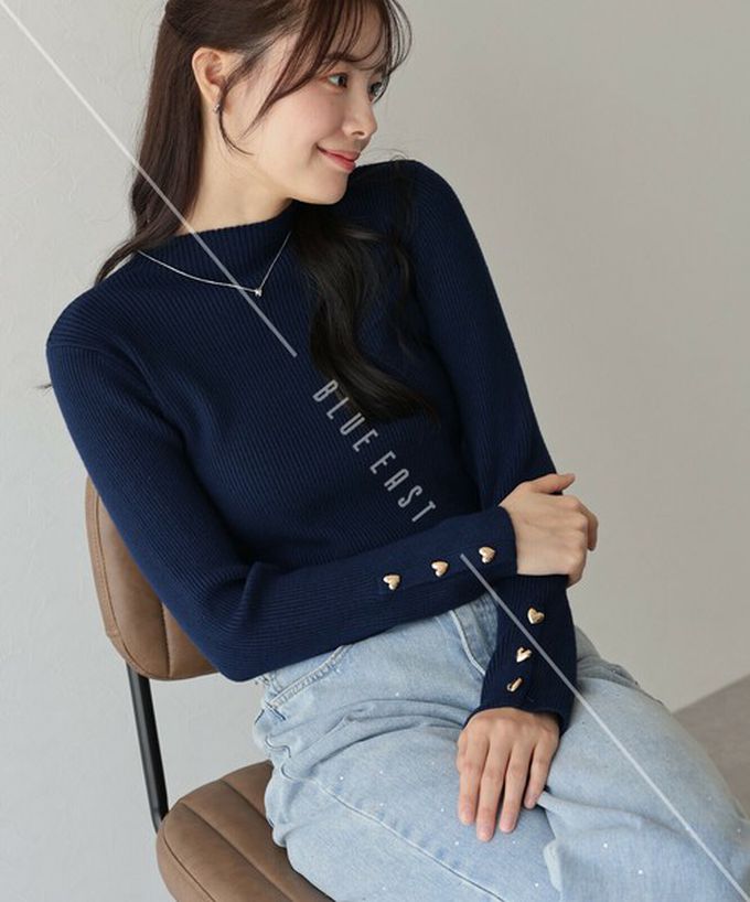 日本 BLUE EAST - 愛心金釦羅紋小高領長袖上衣-嫩粉紅