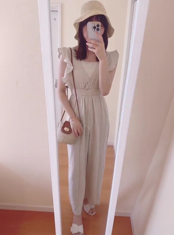 日本 GRL - V領棉麻荷葉邊修身吊帶褲-米杏