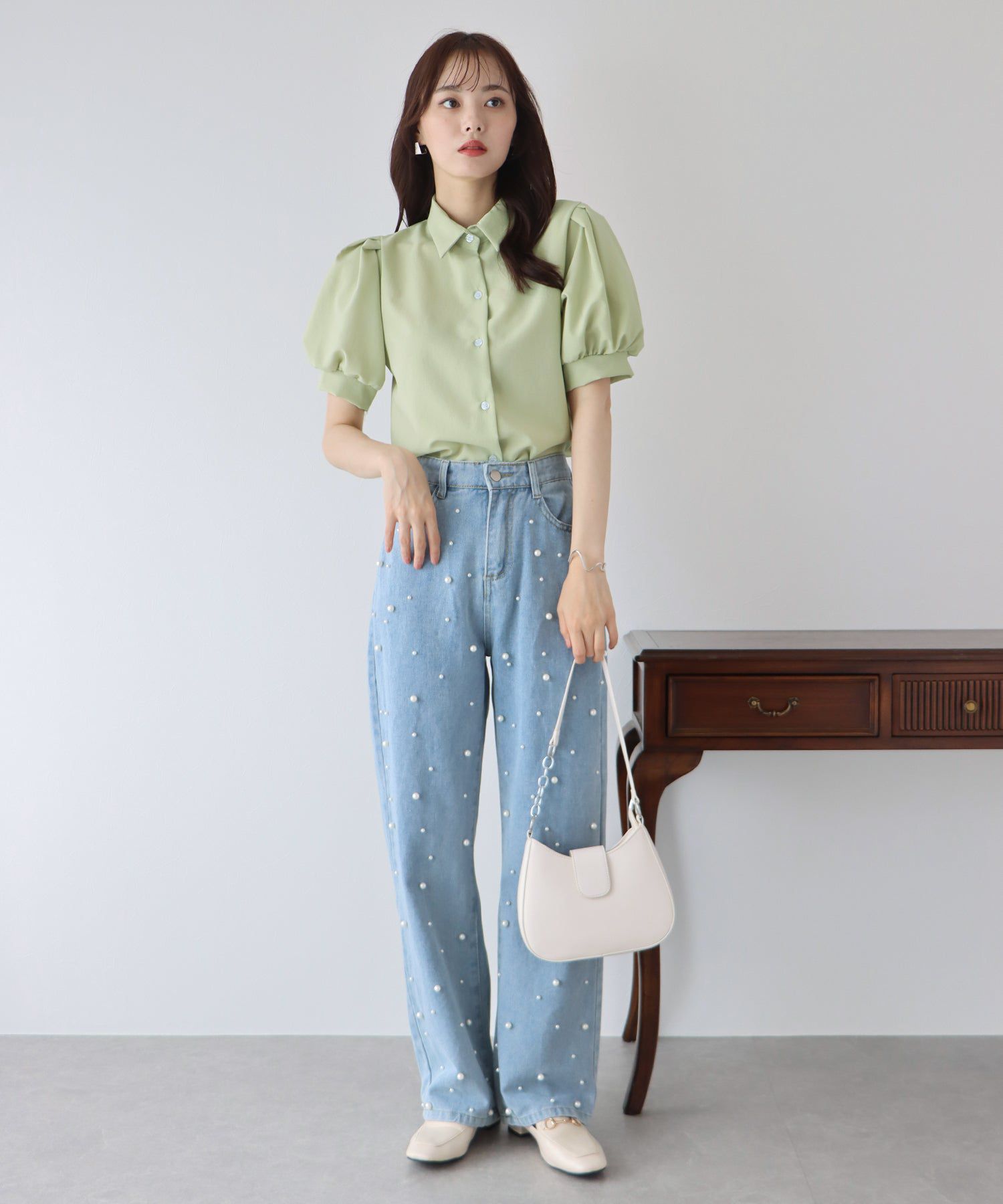 日本 BLUE EAST - 優雅百搭泡泡短袖襯衫-深藍