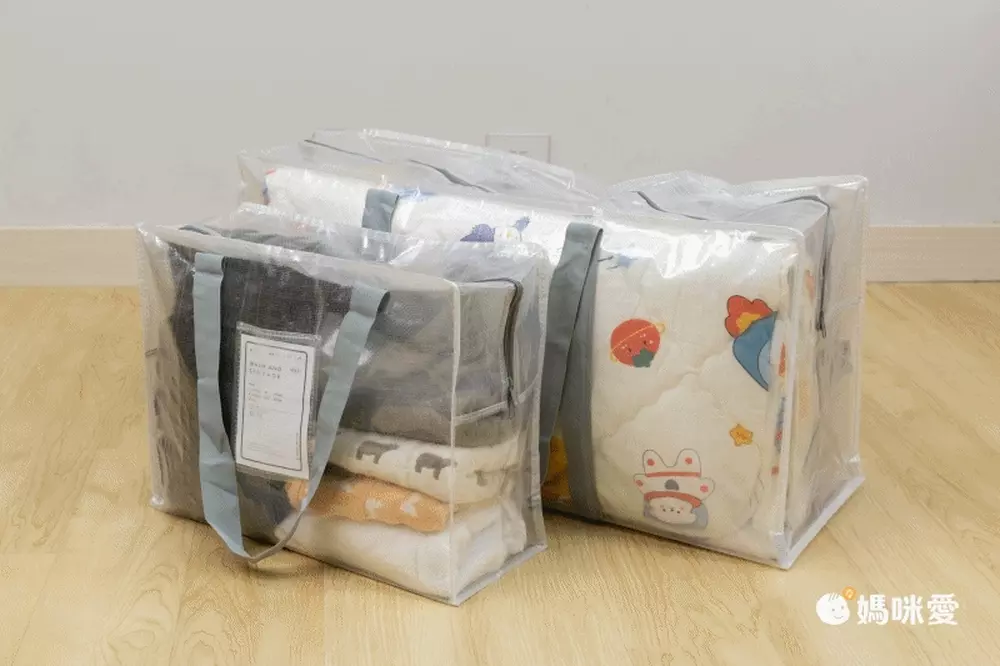 日本代購 - [日本主婦推薦] 半透明多功能衣物收納袋(可肩背/手提) 3入組-淺灰 (L(47x20x36cm))