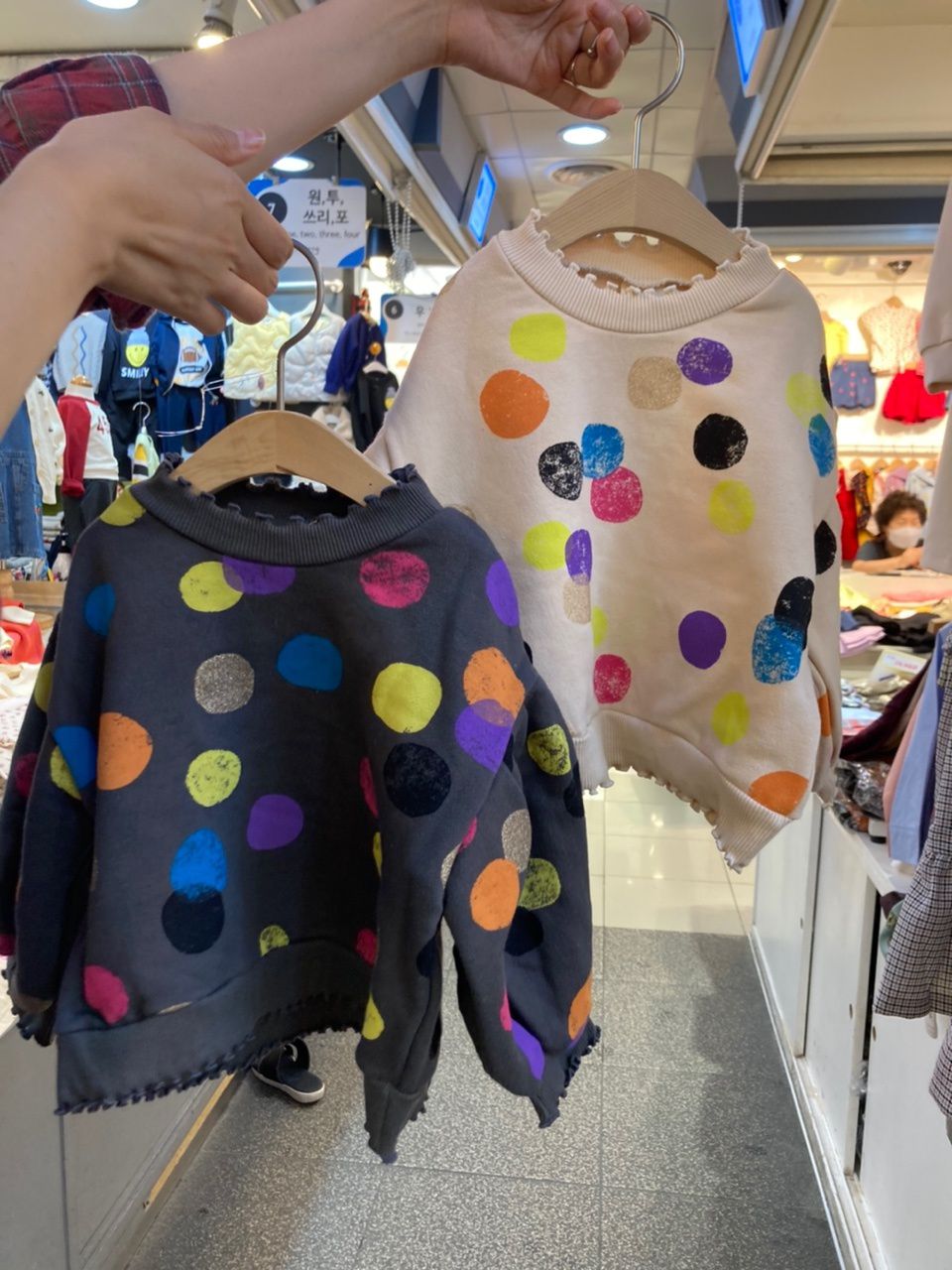 韓國 Orange Mom - 彩色波點卷邊泡泡袖T-深灰