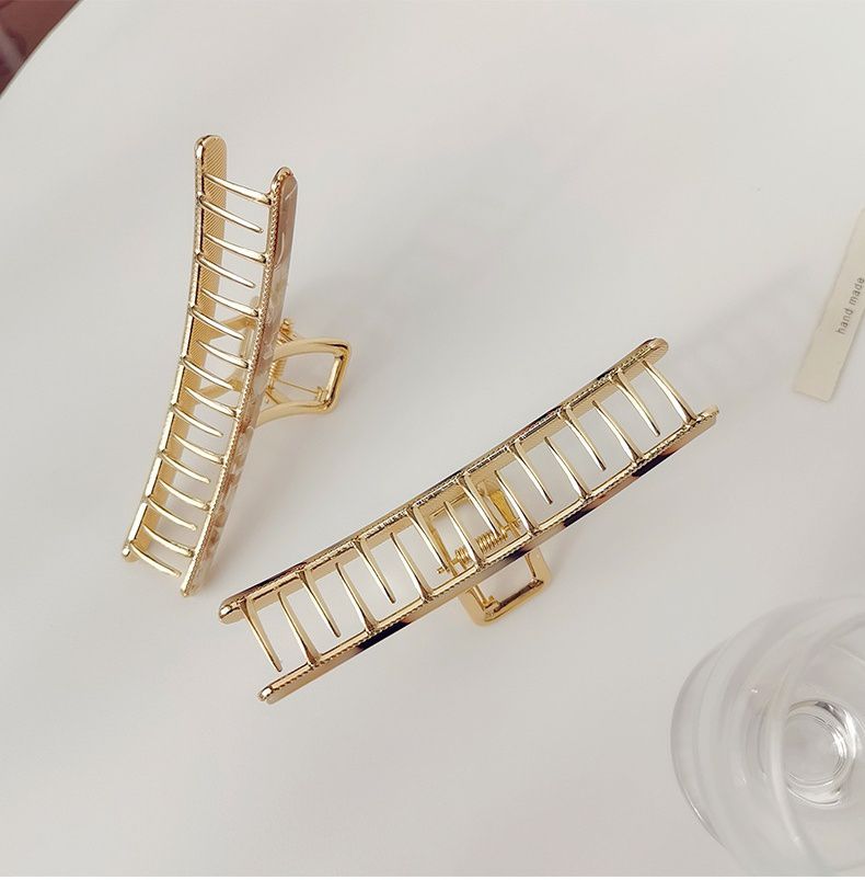 質感花紋金屬一字抓夾-焦糖色