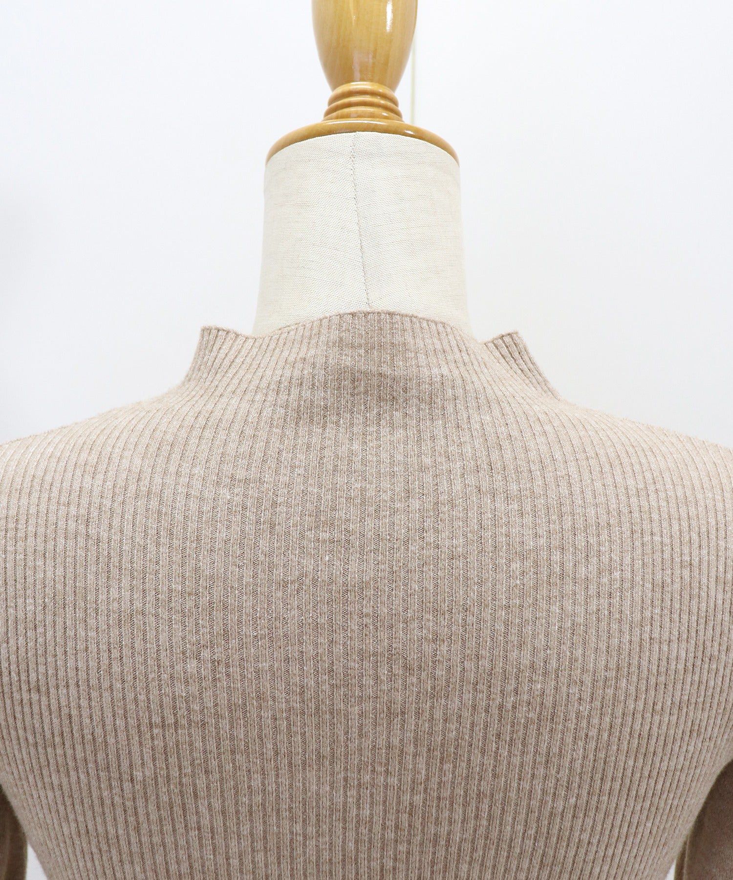 日本 BLUE EAST - 甜美彈性羅紋泡泡袖上衣-咖啡