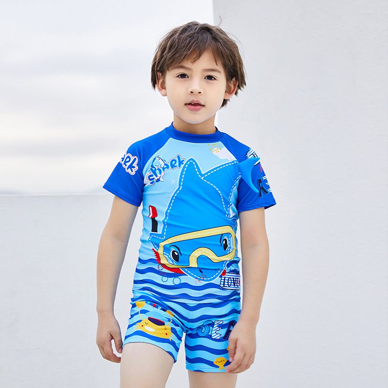 男寶童趣卡通圖短袖泳衣套裝(三件組)-潛水鯊魚-藍色-泳帽、泳衣、泳褲