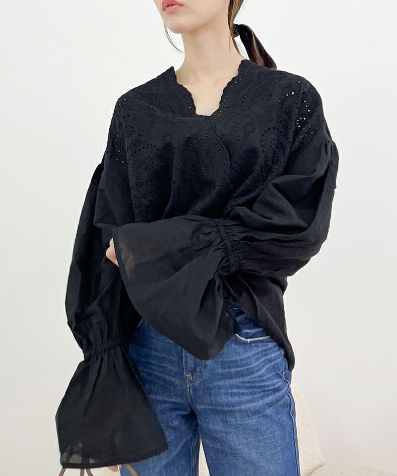 日本 Classical Elf - 小清新花朵領雕花長袖上衣-摩卡