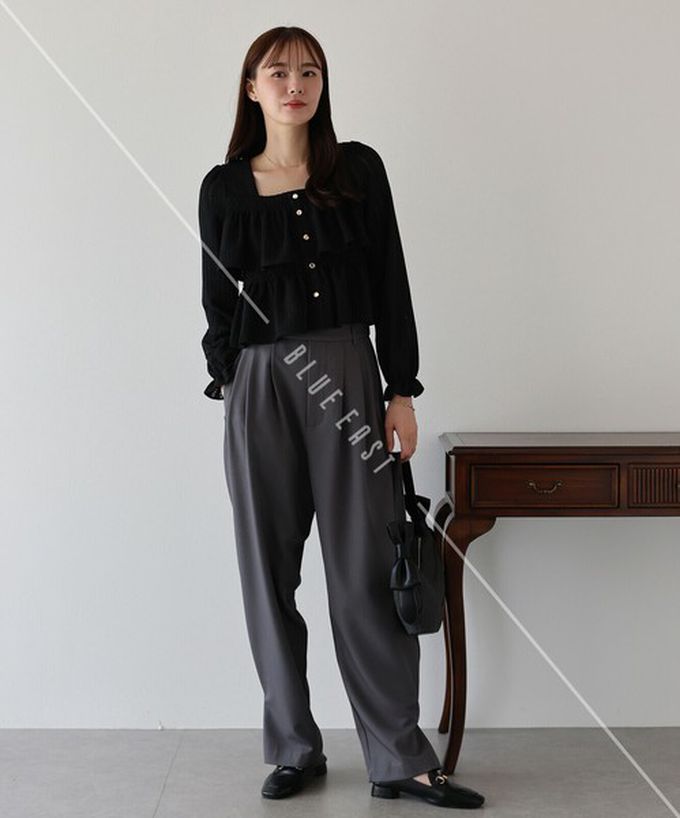 日本 BLUE EAST - 都會方領飄逸緹花層次長袖上衣-淺藍