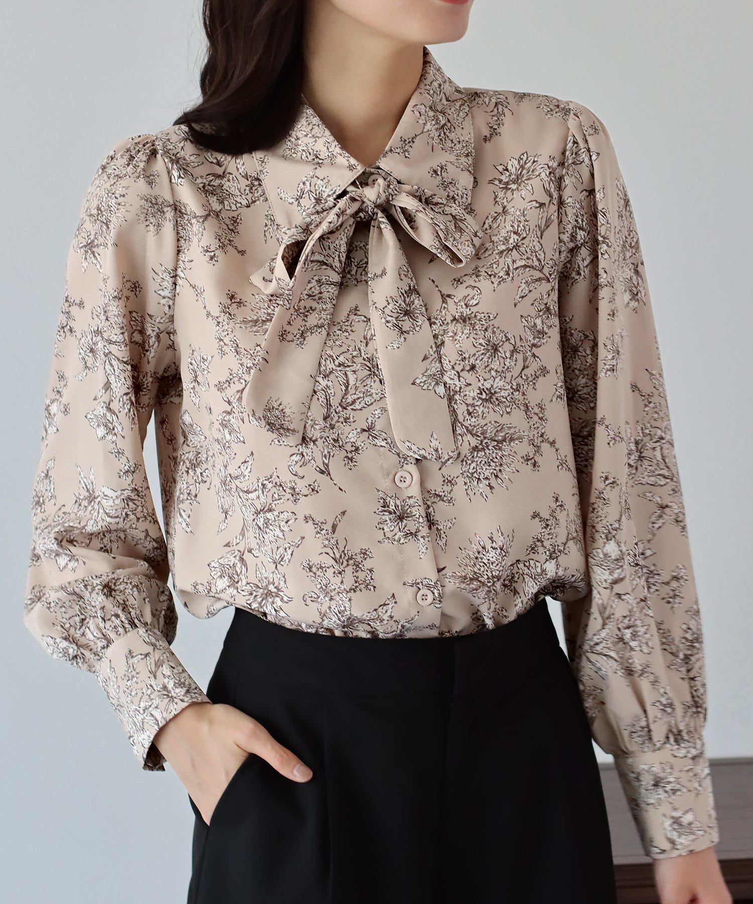 日本 BLUE EAST - 優雅紐結雪紡長袖襯衫-印花-淺杏