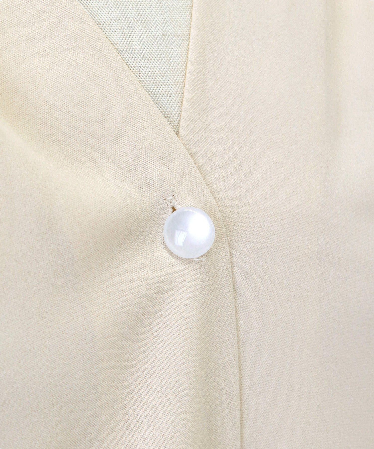 日本 BLUE EAST - 氣質V領珍珠釦短袖襯衫-淺米杏