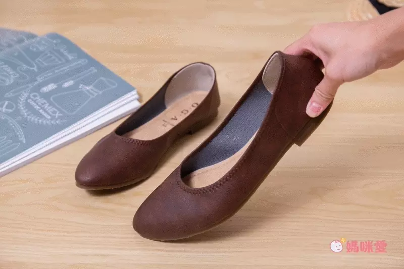 日本女裝代購 - 日本製 仿皮尖頭柔軟休閒平底包鞋-橡米