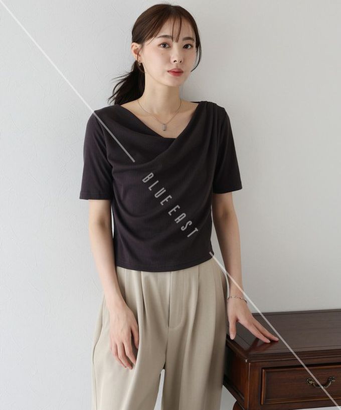 日本 BLUE EAST - 美型羅紋皺摺V領短袖上衣-水藍