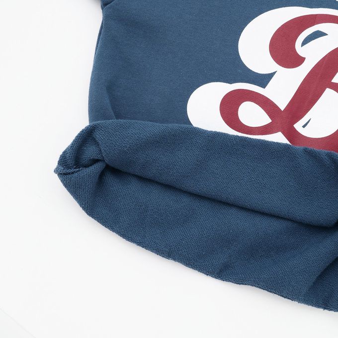 日本 b-ROOM - 100%棉 美式印花縮口大學長袖上衣-燕麥