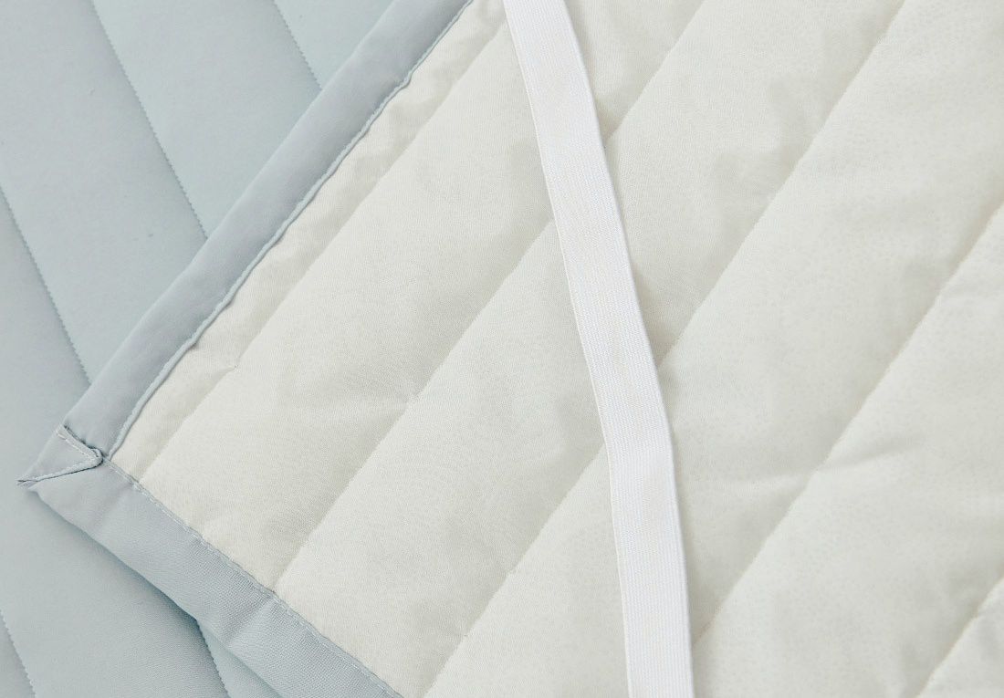 背面有做矽膠防滑，不怕睡一睡位移！