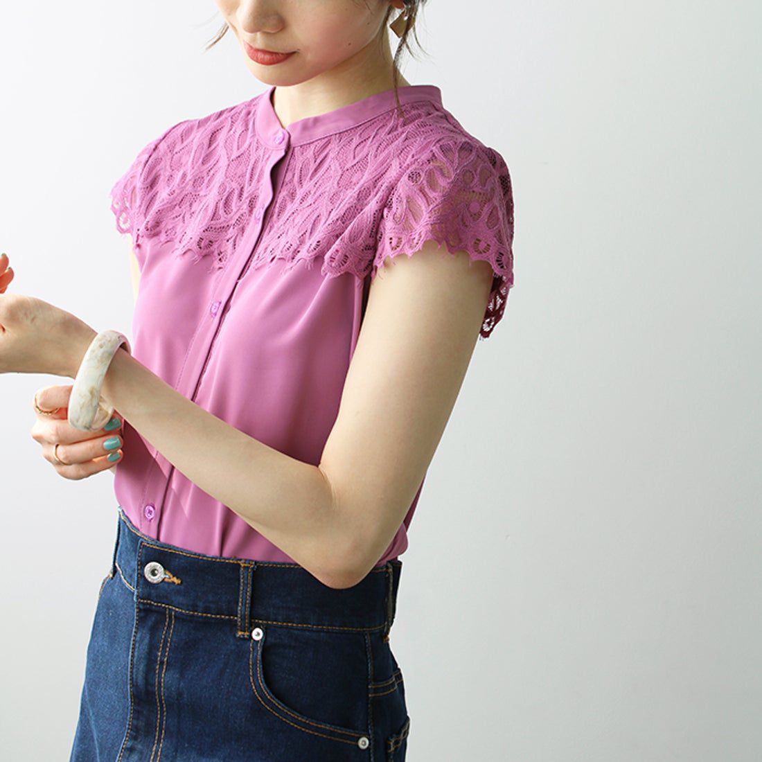 日本 BELLUNA - 精緻蕾絲拼接雪紡無袖襯衫-淺杏