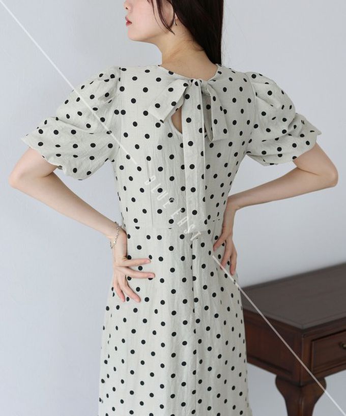 日本 BLUE EAST - 優雅方領後綁帶泡泡袖魚尾洋裝-格紋-黑 (M)