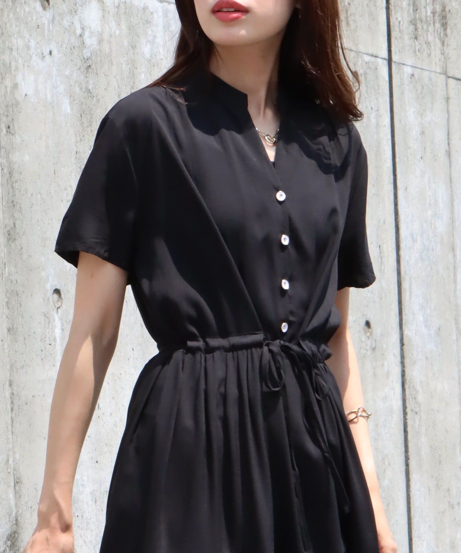 日本 BLUE EAST - 氣質小V領排釦短袖洋裝-碎花-深藍 (M(Free))