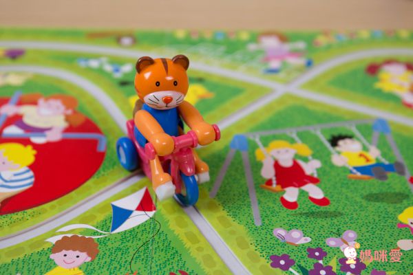 軌道車車書★ 1歲以上手眼協調遊戲書♬轉動發條車車跑起來✦ 熱銷47折起！