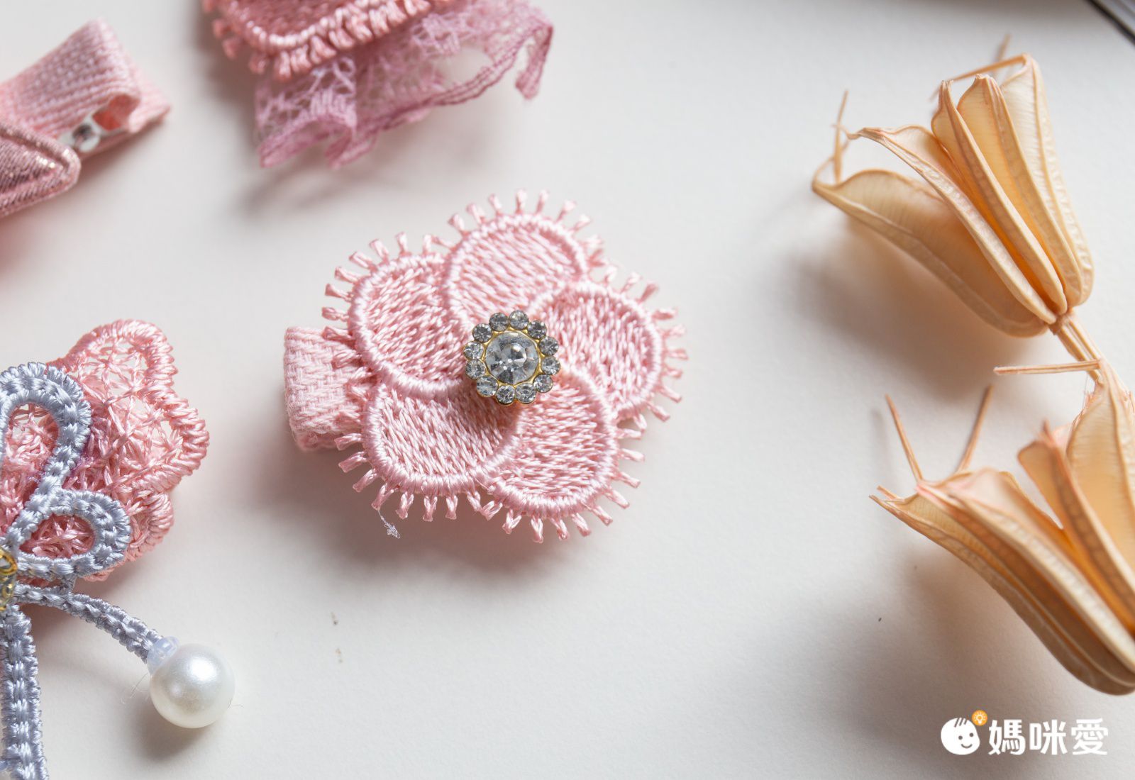 手工拼布蕾絲髮夾-萌萌兔 (一組5入)