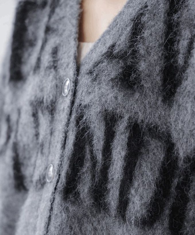 日本 Bab - 英文字印花顯瘦V領針織開襟衫-摩卡