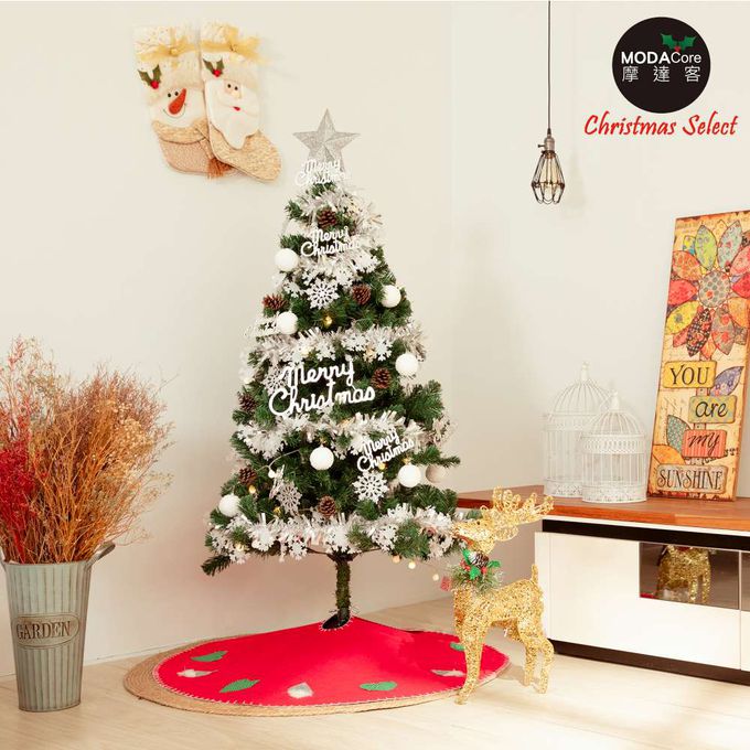 MODACore 摩達客 - 摩達客台製4尺/4呎(120cm)豪華型裝飾綠色聖誕樹/銀白大雪花白果球系全套飾品組+100燈LED小圓球珍珠燈串(暖白光/USB接頭) *1