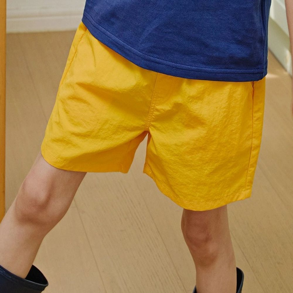 APPLE SMILE 鬆緊腰夏日氛圍尼龍短褲-黃