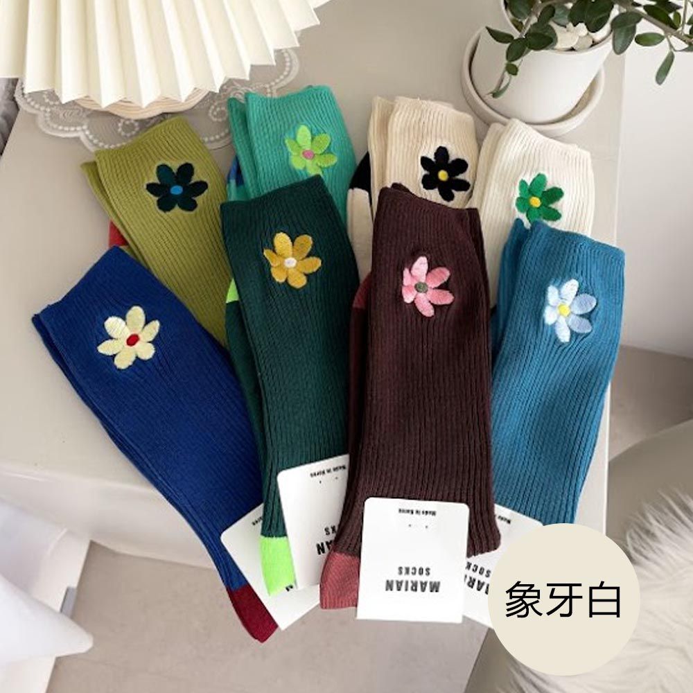 小花刺繡直紋中筒襪-綠花-象牙白 (Free)