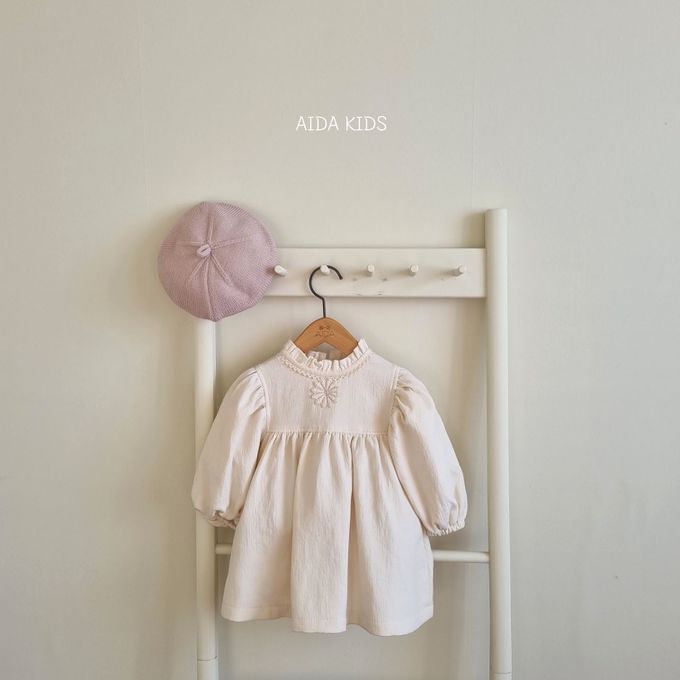 韓國 AIDA - 胸前花雕泡泡袖連身洋裝-象牙白