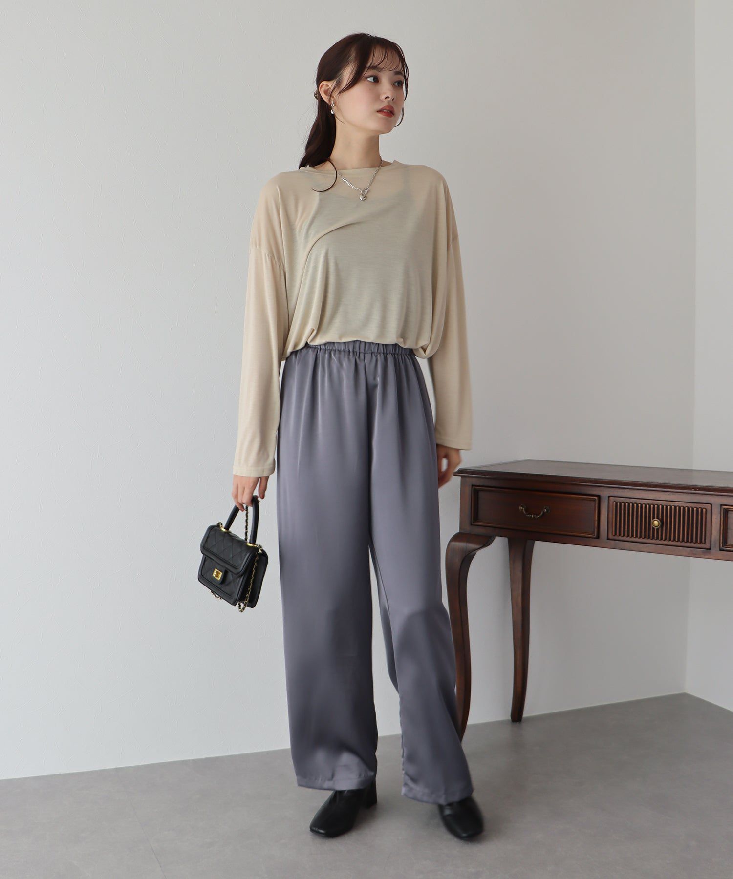 日本 BLUE EAST - 緞面光澤感垂墜感長褲-黑