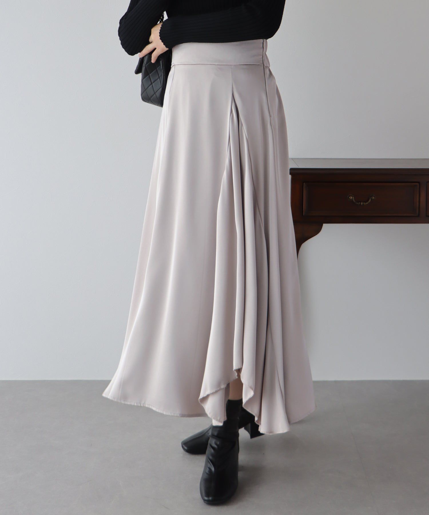 日本 BLUE EAST - 光澤不規則抓皺修身長裙-深灰