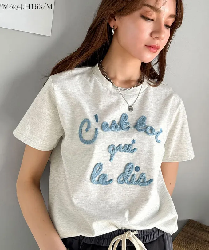 日本 Classical Elf - mily bilet 鮮明立體刺繡率性短袖T恤-黑