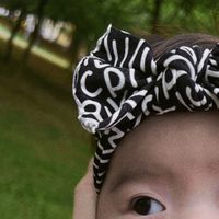 美國baby bling - 純手工超彈/極細緻輕柔/無束縛感蝴蝶結髮帶/髮飾_印花款-字母樂園 (0-5歲適用)