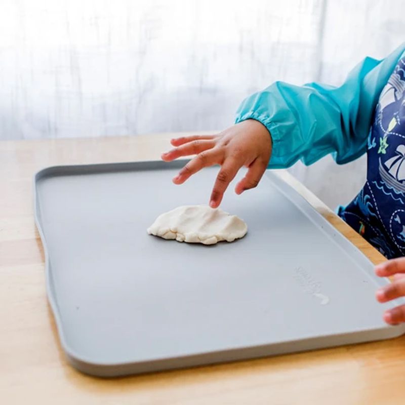 美國 green sprouts - 小綠芽超防滑寶寶學習吃飯矽膠耐熱學習餐盤/餐墊-灰色