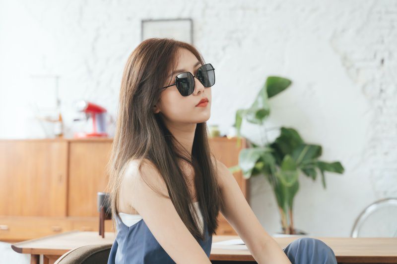 ALEGANT - 俐落時尚煉瓦黑拚邊微方霧黑細框偏光墨鏡│UV400太陽眼鏡