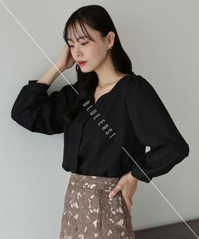 日本 BLUE EAST - 甜美心型領線條紋理長袖襯衫-黑